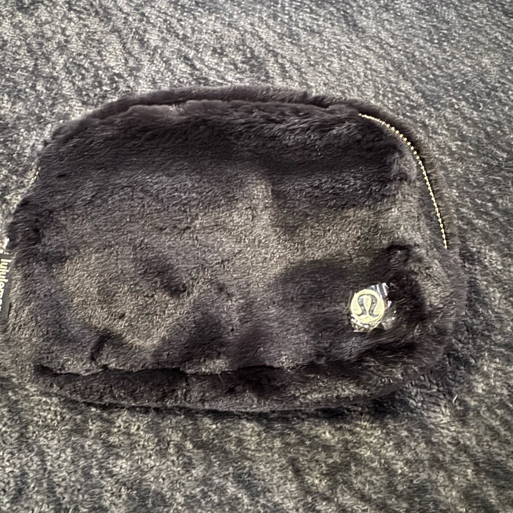 NWT Everywhere Belt Bag
Plush Fleece
Black/Gold